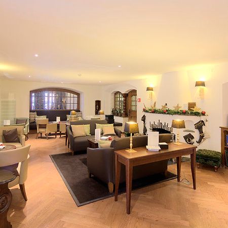 Le Petit Cervin Hotel Zermatt Nhà hàng bức ảnh The lounge at the airport