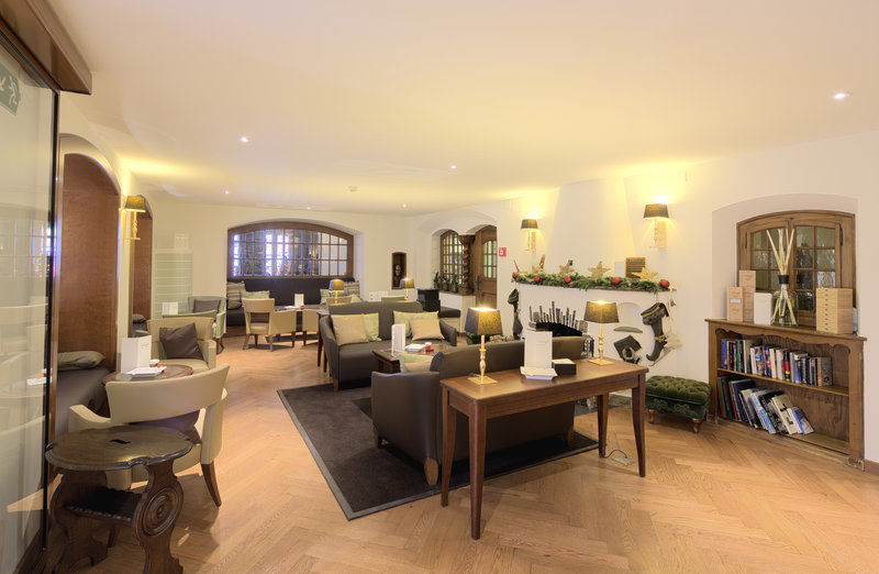 Le Petit Cervin Hotel Zermatt Nhà hàng bức ảnh The lounge at the airport