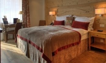 Le Petit Cervin Hotel Zermatt Ngoại thất bức ảnh A bed with a bed skirt