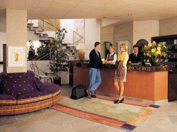 Le Petit Cervin Hotel Zermatt Ngoại thất bức ảnh A concierge desk at a hotel