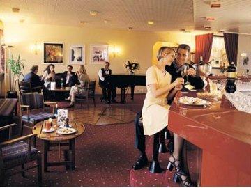Le Petit Cervin Hotel Zermatt Ngoại thất bức ảnh The lounge at the airport